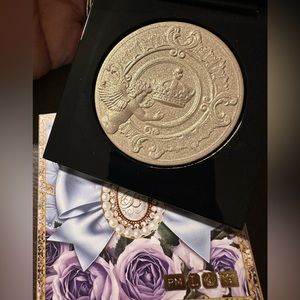 Pat McGrath x Bridgerton skin fetish highlighter- incandescent gold 002